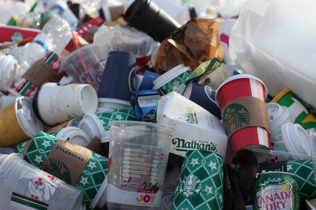 Beneficios ambientales y económicos del reciclaje de papel y cartón en empresas